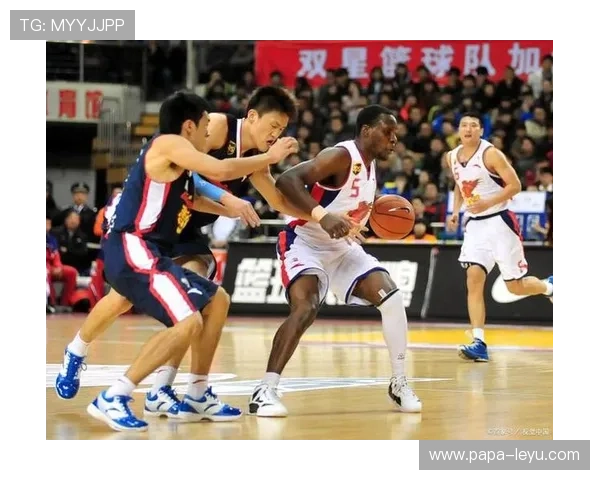 篮球场上遇到多人同时出界时，裁判该如何判定球权归属？